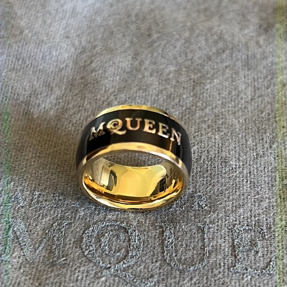 Authentic pre passing Alexander McQueen black enamel gold signature ring w/pouch - Picture 12 of 13